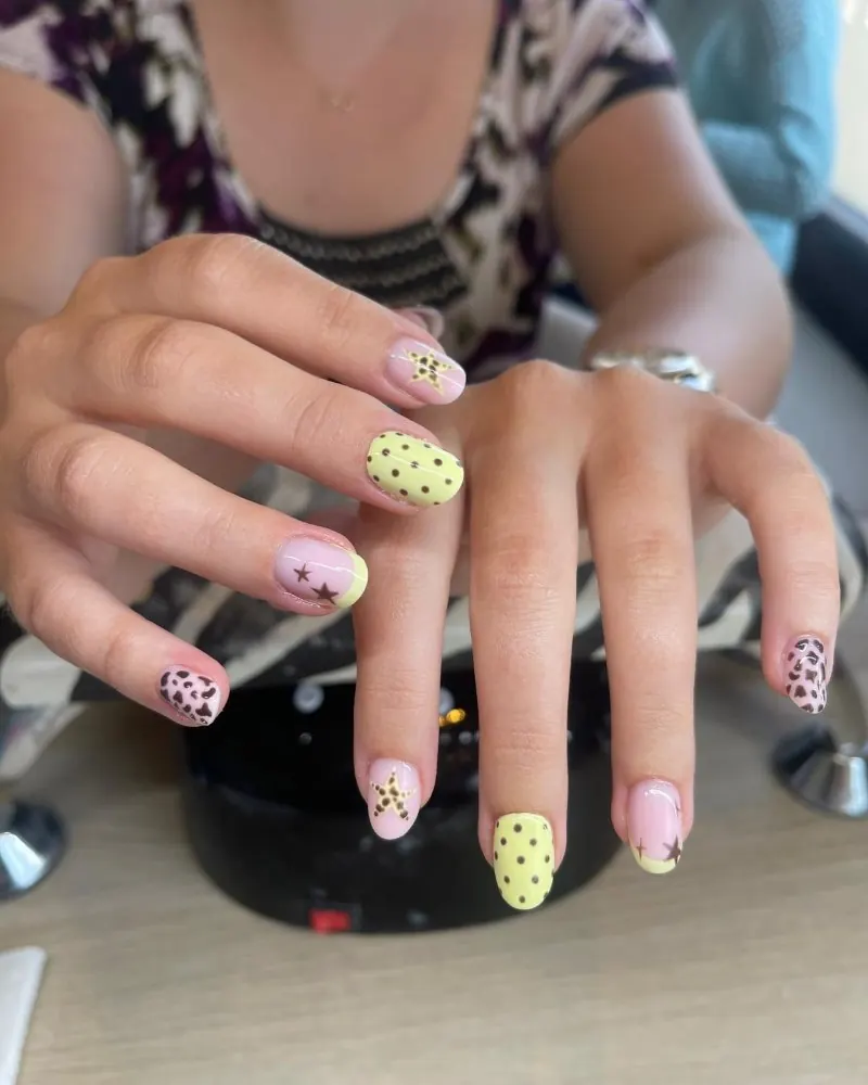 Dotted nail art in yellow and pink by Gabriela